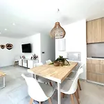 Sunrise Center Apartment *